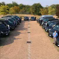 Servizi di noleggio con conducente auto e van 